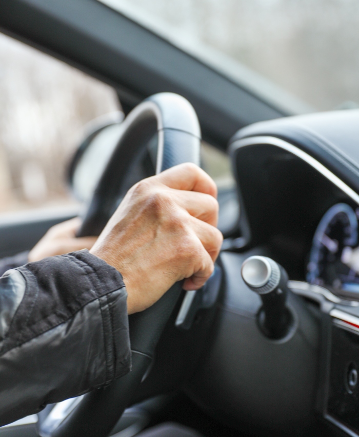 Prise en main du volant lors d’une formation en conduite accompagnée