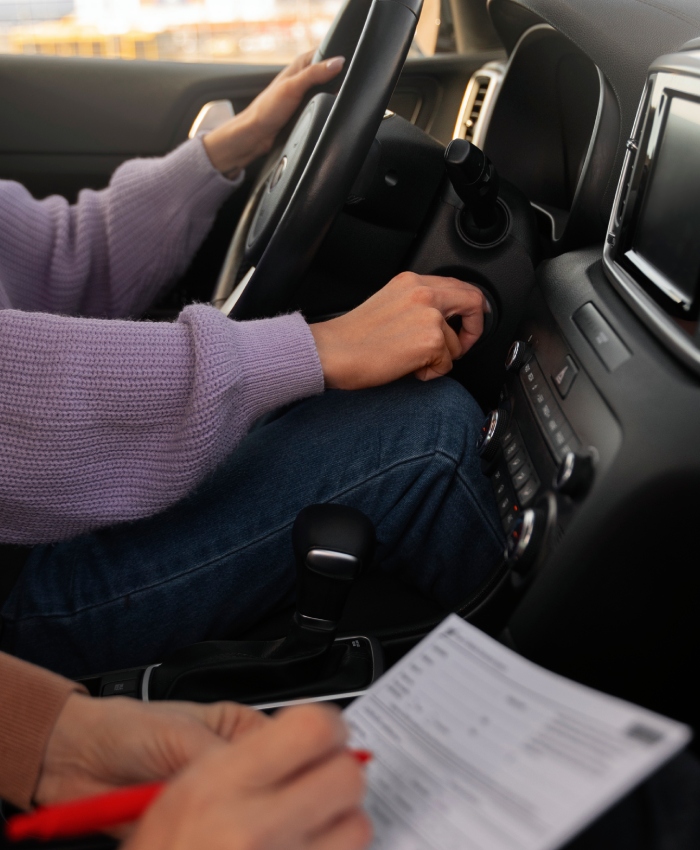Élève en auto-école en conduite accompagnée avec instructeur